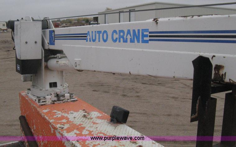 image for item H4409 1994 International 4700 utility truck