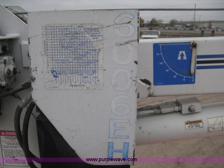 image for item H4409 1994 International 4700 utility truck