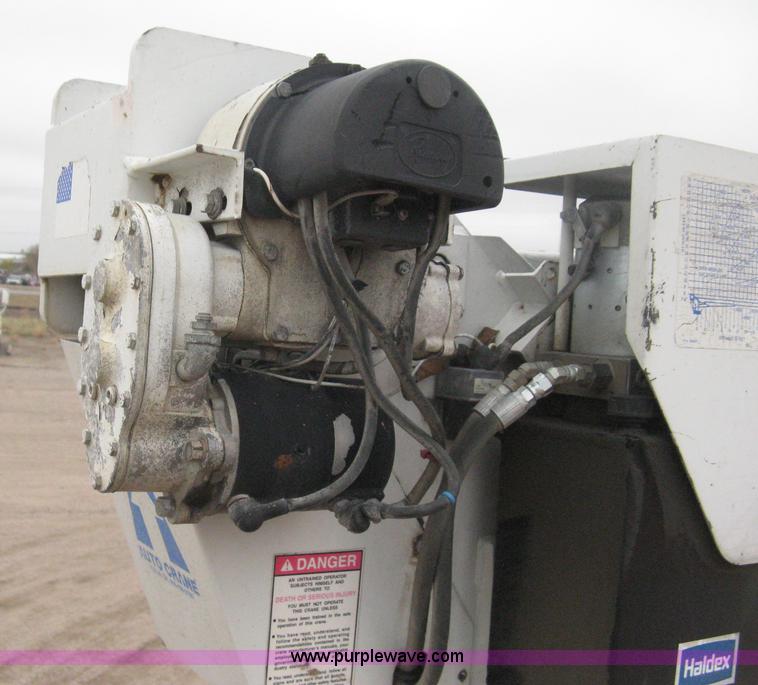 image for item H4409 1994 International 4700 utility truck