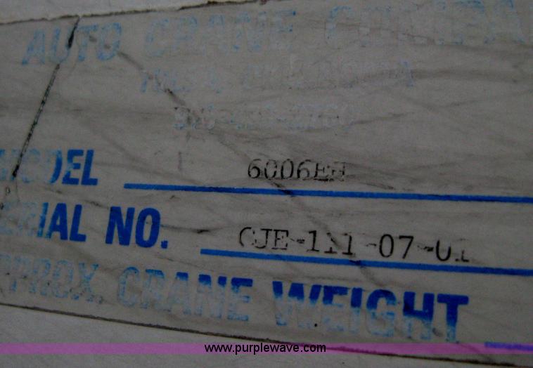 image for item H4409 1994 International 4700 utility truck