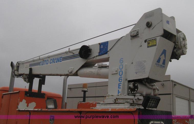 image for item H4409 1994 International 4700 utility truck