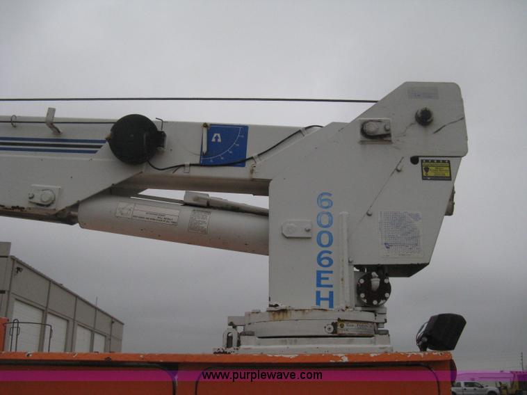 image for item H4409 1994 International 4700 utility truck