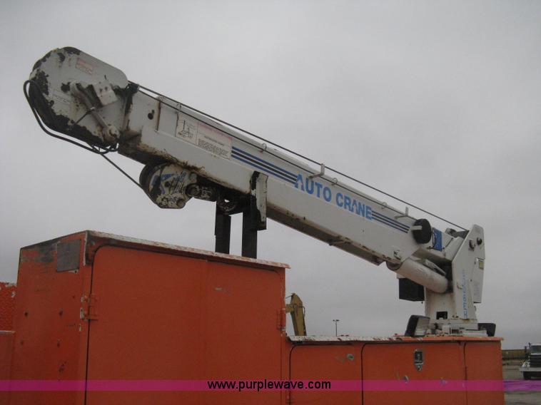 image for item H4409 1994 International 4700 utility truck