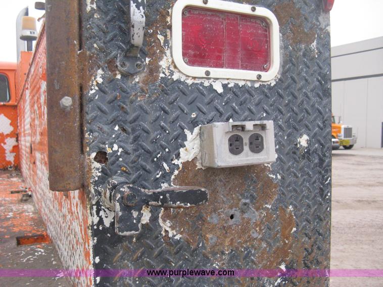 image for item H4409 1994 International 4700 utility truck