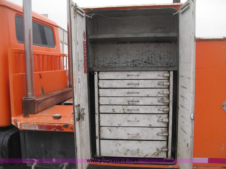 image for item H4409 1994 International 4700 utility truck