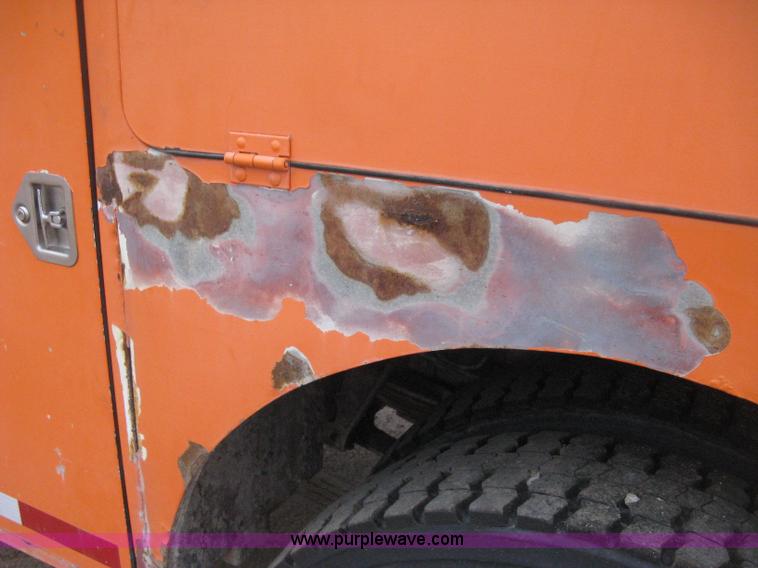 image for item H4409 1994 International 4700 utility truck