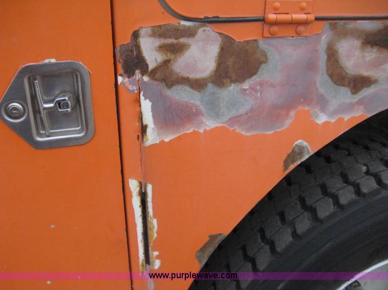 image for item H4409 1994 International 4700 utility truck