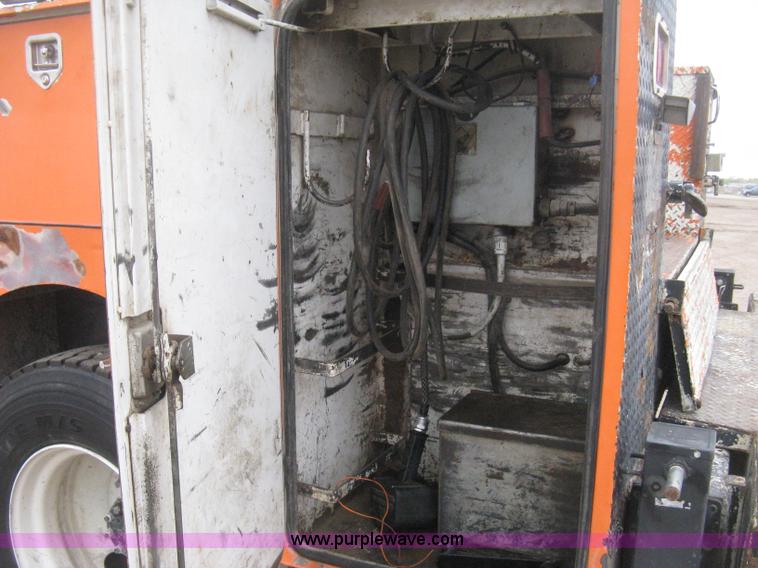 image for item H4409 1994 International 4700 utility truck