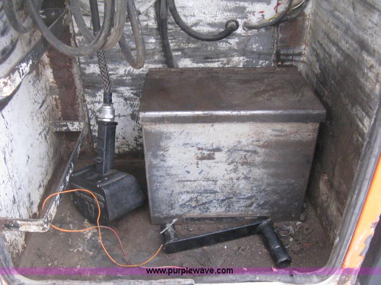 image for item H4409 1994 International 4700 utility truck