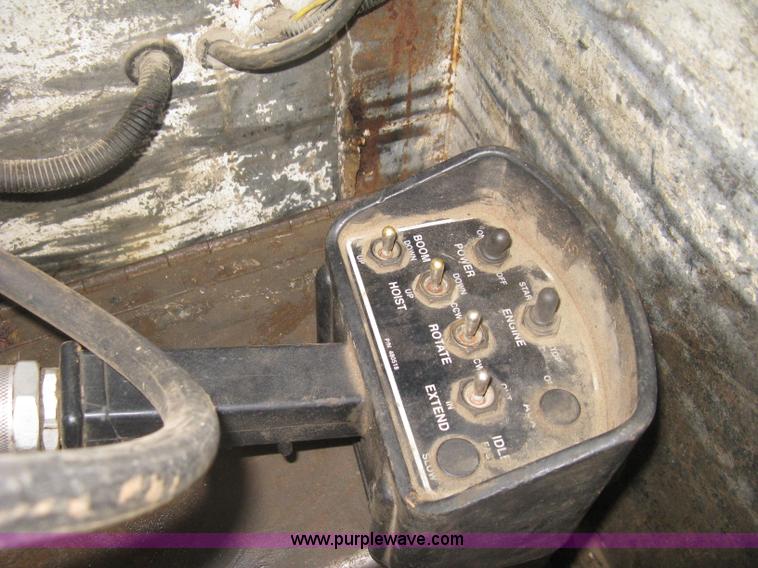 image for item H4409 1994 International 4700 utility truck