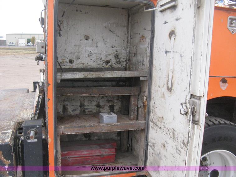 image for item H4409 1994 International 4700 utility truck