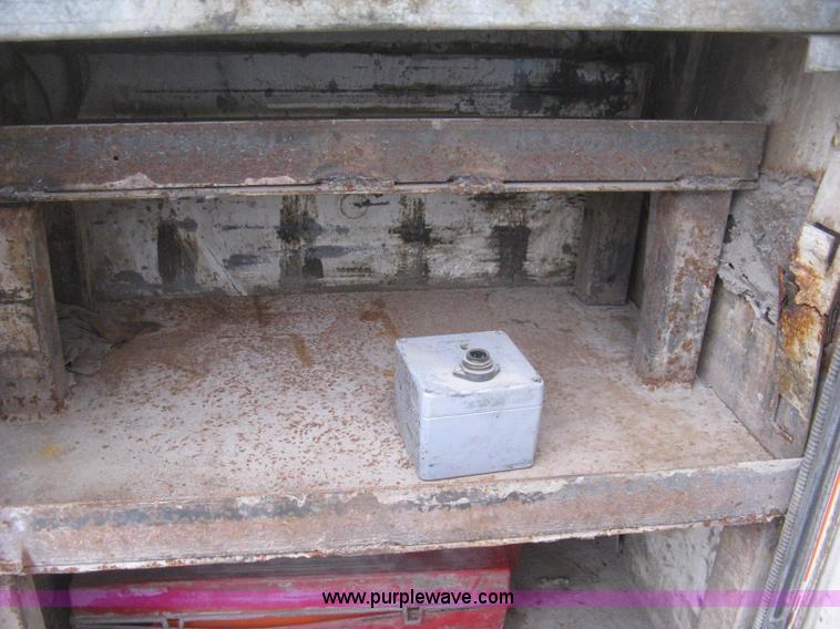 image for item H4409 1994 International 4700 utility truck