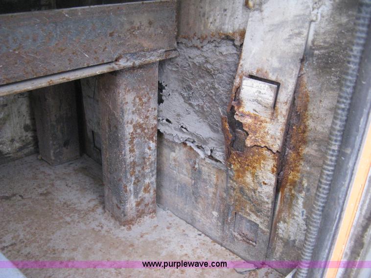 image for item H4409 1994 International 4700 utility truck