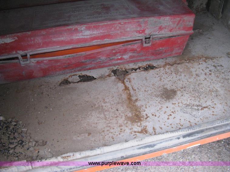 image for item H4409 1994 International 4700 utility truck