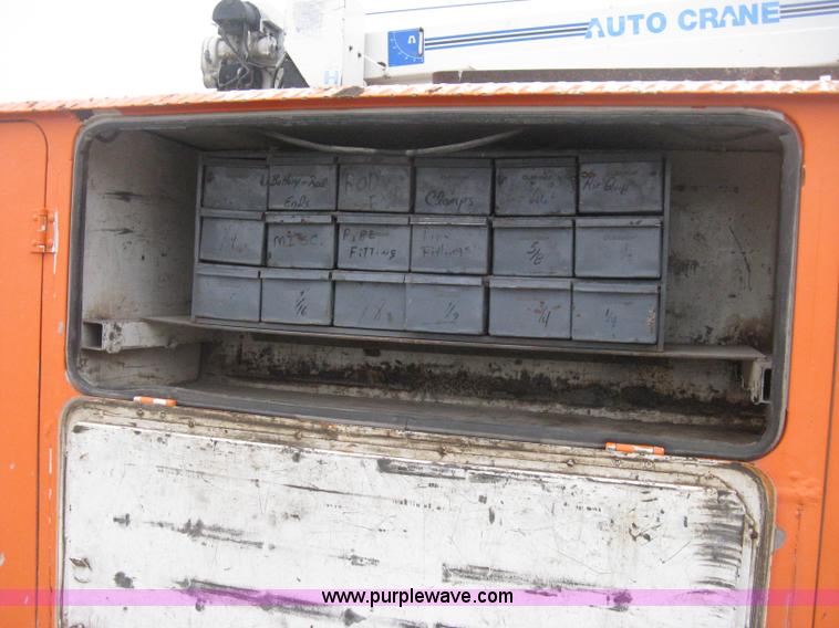 image for item H4409 1994 International 4700 utility truck