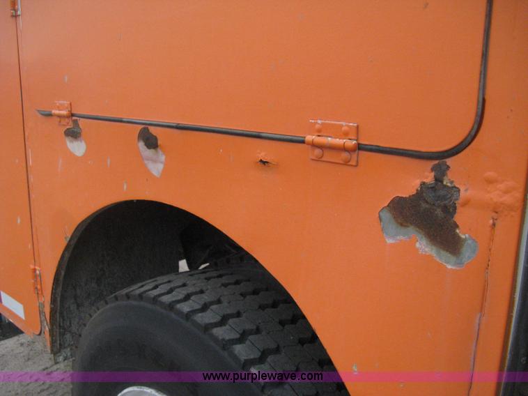 image for item H4409 1994 International 4700 utility truck