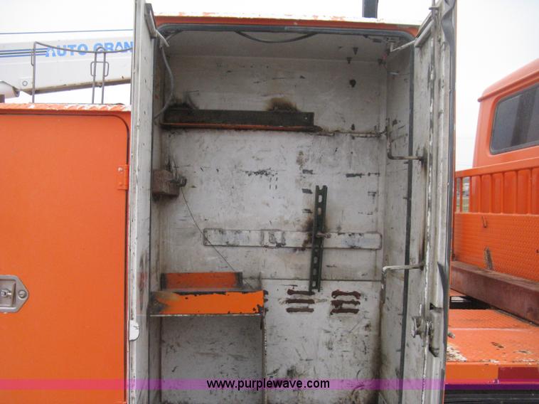 image for item H4409 1994 International 4700 utility truck