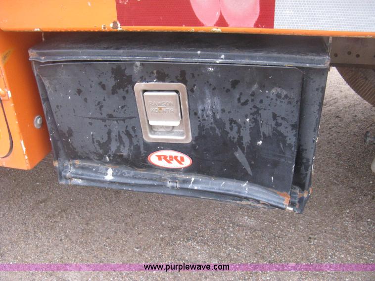 image for item H4409 1994 International 4700 utility truck