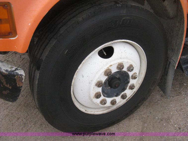 image for item H4409 1994 International 4700 utility truck