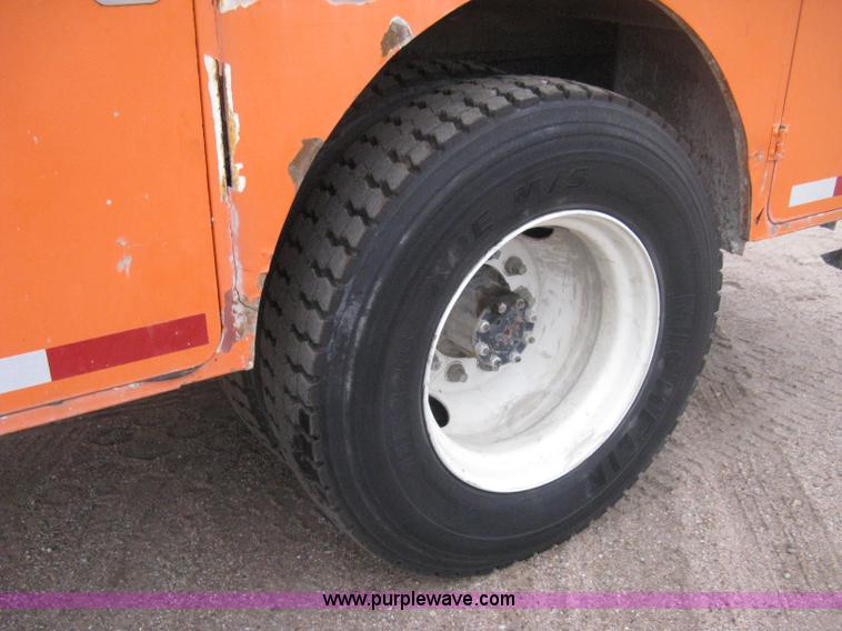 image for item H4409 1994 International 4700 utility truck