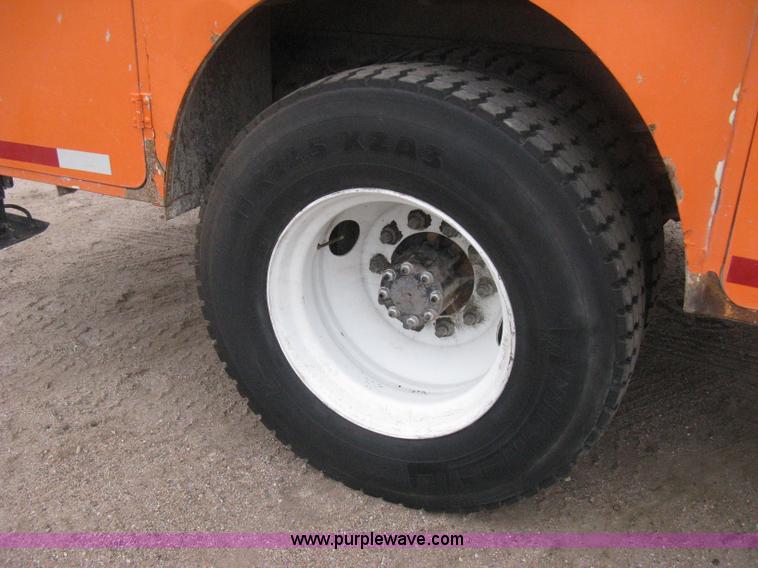 image for item H4409 1994 International 4700 utility truck