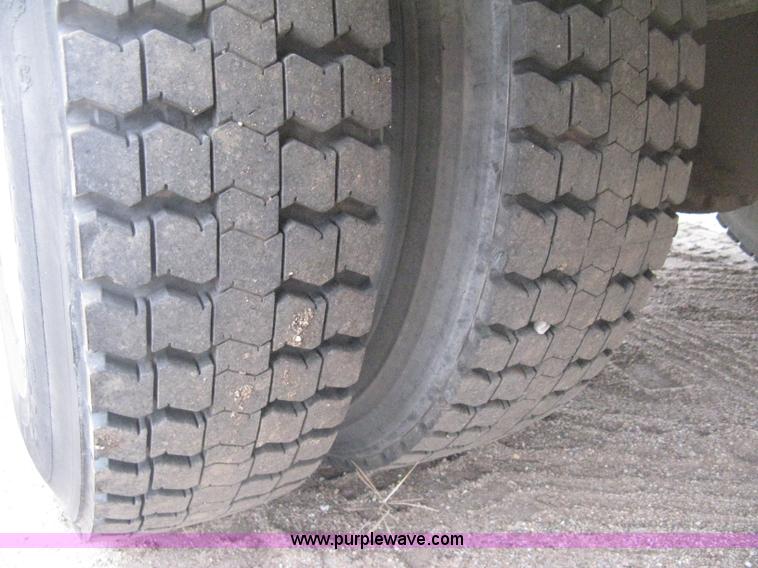 image for item H4409 1994 International 4700 utility truck