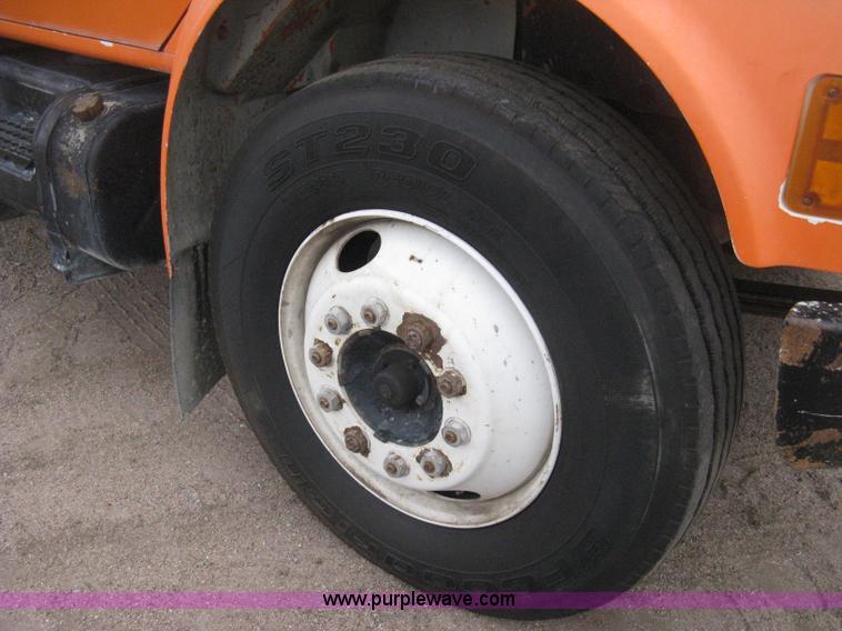 image for item H4409 1994 International 4700 utility truck