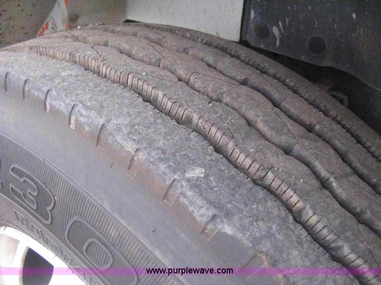 image for item H4409 1994 International 4700 utility truck