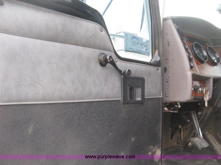 image for item H4410 2002 Kenworth T300 mechanic truck