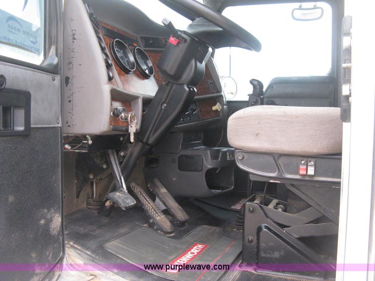 image for item H4410 2002 Kenworth T300 mechanic truck