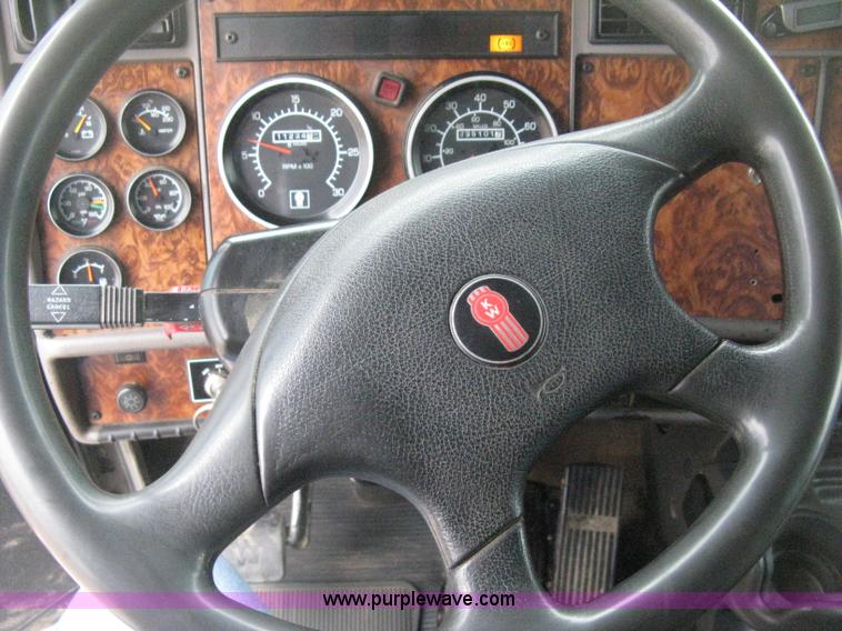 image for item H4410 2002 Kenworth T300 mechanic truck