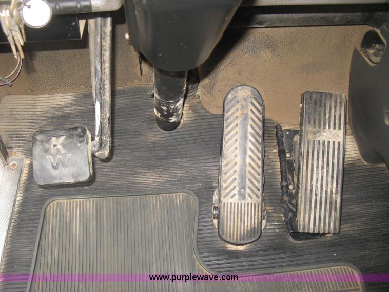 image for item H4410 2002 Kenworth T300 mechanic truck