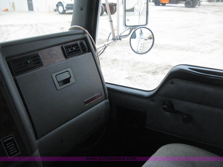 image for item H4410 2002 Kenworth T300 mechanic truck