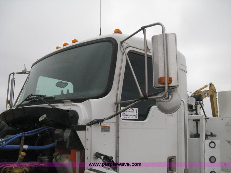 image for item H4410 2002 Kenworth T300 mechanic truck