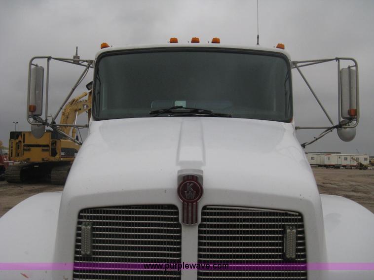 image for item H4410 2002 Kenworth T300 mechanic truck