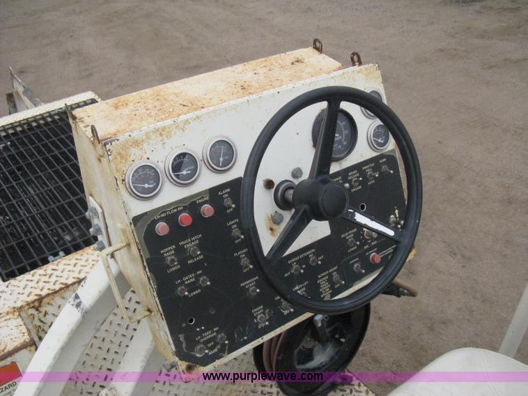 image for item H4411 2002 Cedarapids CR461R asphalt paving machine