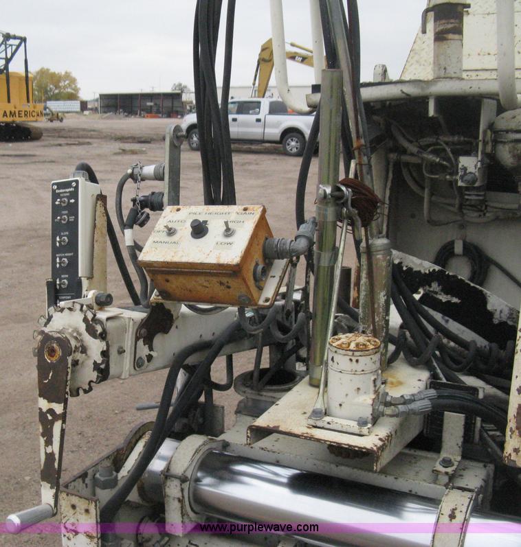 image for item H4411 2002 Cedarapids CR461R asphalt paving machine