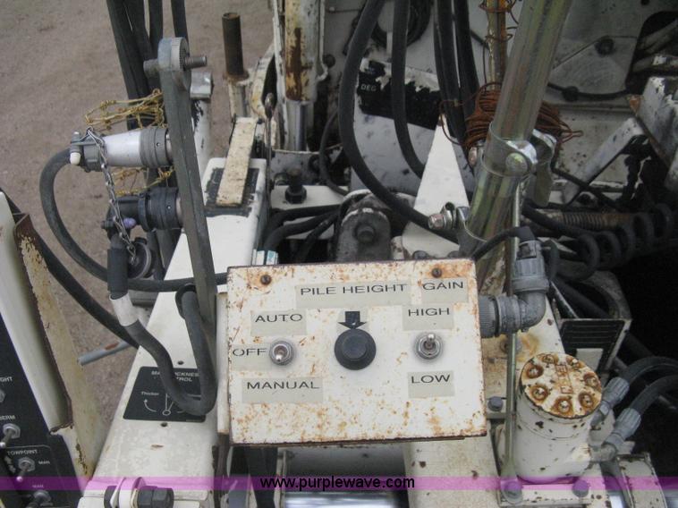 image for item H4411 2002 Cedarapids CR461R asphalt paving machine