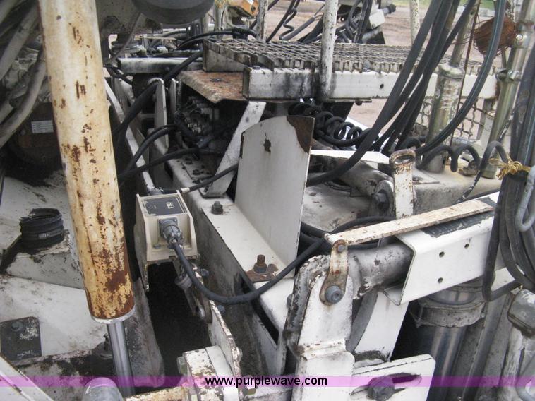image for item H4411 2002 Cedarapids CR461R asphalt paving machine