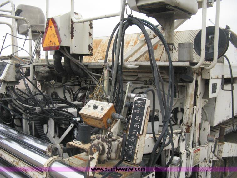 image for item H4411 2002 Cedarapids CR461R asphalt paving machine