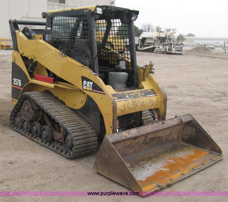 image for item H4413 2005 Caterpillar 257B skid steer