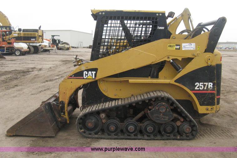 image for item H4413 2005 Caterpillar 257B skid steer