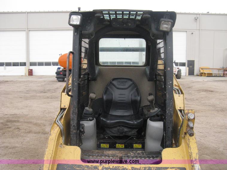 image for item H4413 2005 Caterpillar 257B skid steer