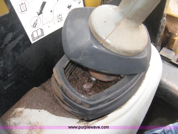 image for item H4413 2005 Caterpillar 257B skid steer