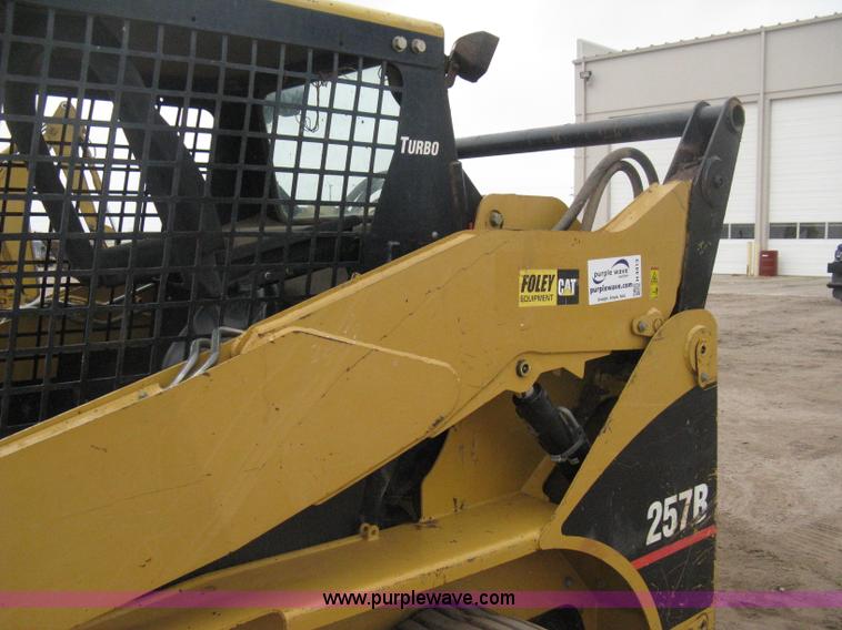image for item H4413 2005 Caterpillar 257B skid steer