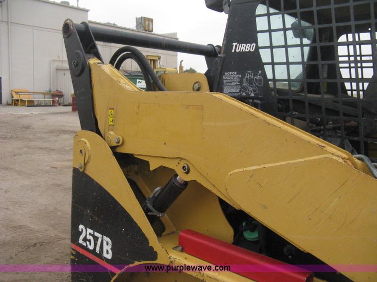 image for item H4413 2005 Caterpillar 257B skid steer
