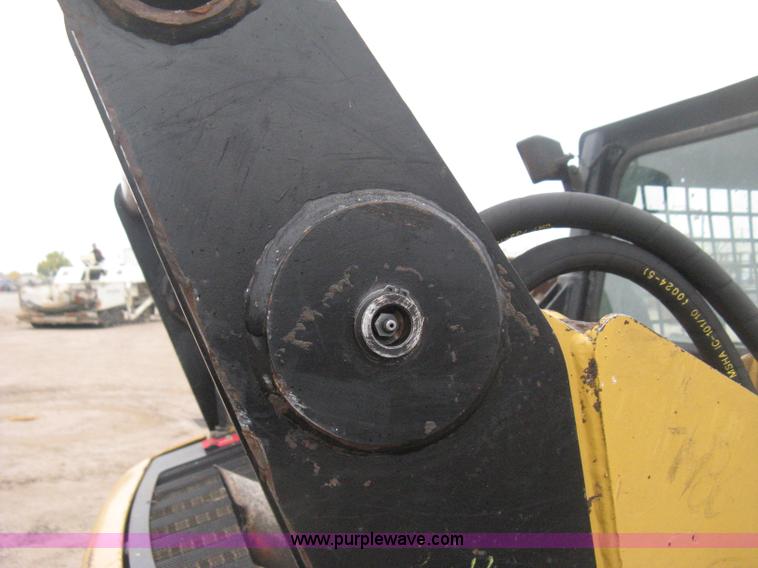 image for item H4413 2005 Caterpillar 257B skid steer