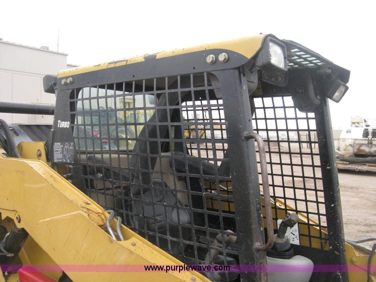 image for item H4413 2005 Caterpillar 257B skid steer