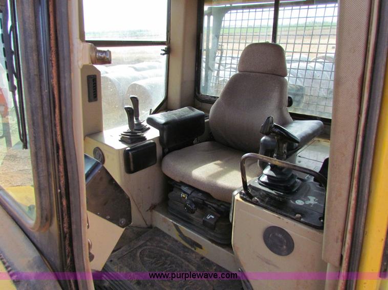 image for item H7271 1999 John Deere 850C dozer