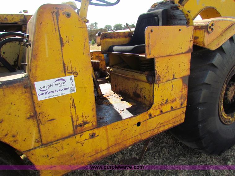 image for item H7276 Caterpillar DW10 scraper